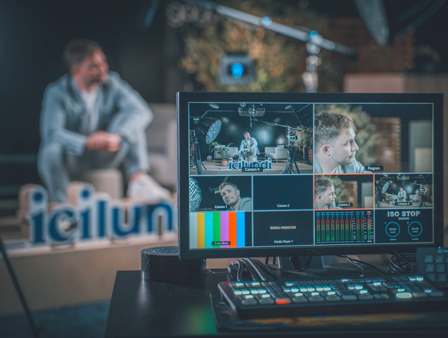 Kontrolní monitor s náhledy kamer ve video studiu